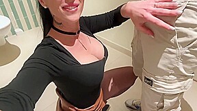 je me fais baiser dans les chiottes du cinéma