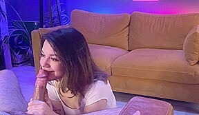 elle le fait grossir avec sa bouche avant de monter sur lui