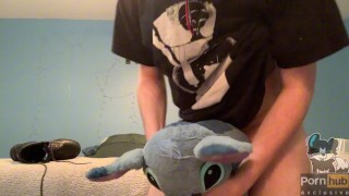 Furry nerd showing off feet & jerking off