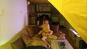 il la baise tout en filmant en cam cachée