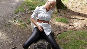 Lara Cumkitten In Anal Plug Im Prallen Leggings Arsch Vom Spazierganger Vollgespritzt